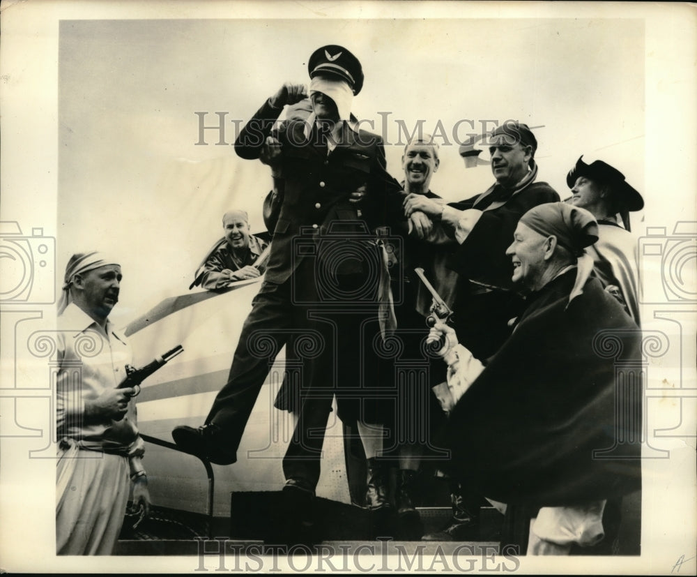 1959 Press Photo F-27 West Coast Airlines pilot Bob Tucker in Coos bay, Oregon - Historic Images