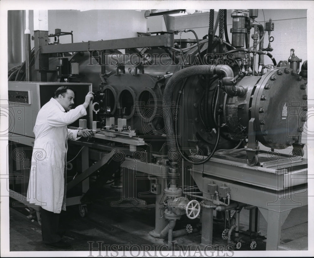 1962 Goodyear Aircraft Corp. researcher &amp; arc heated win tunnel - Historic Images