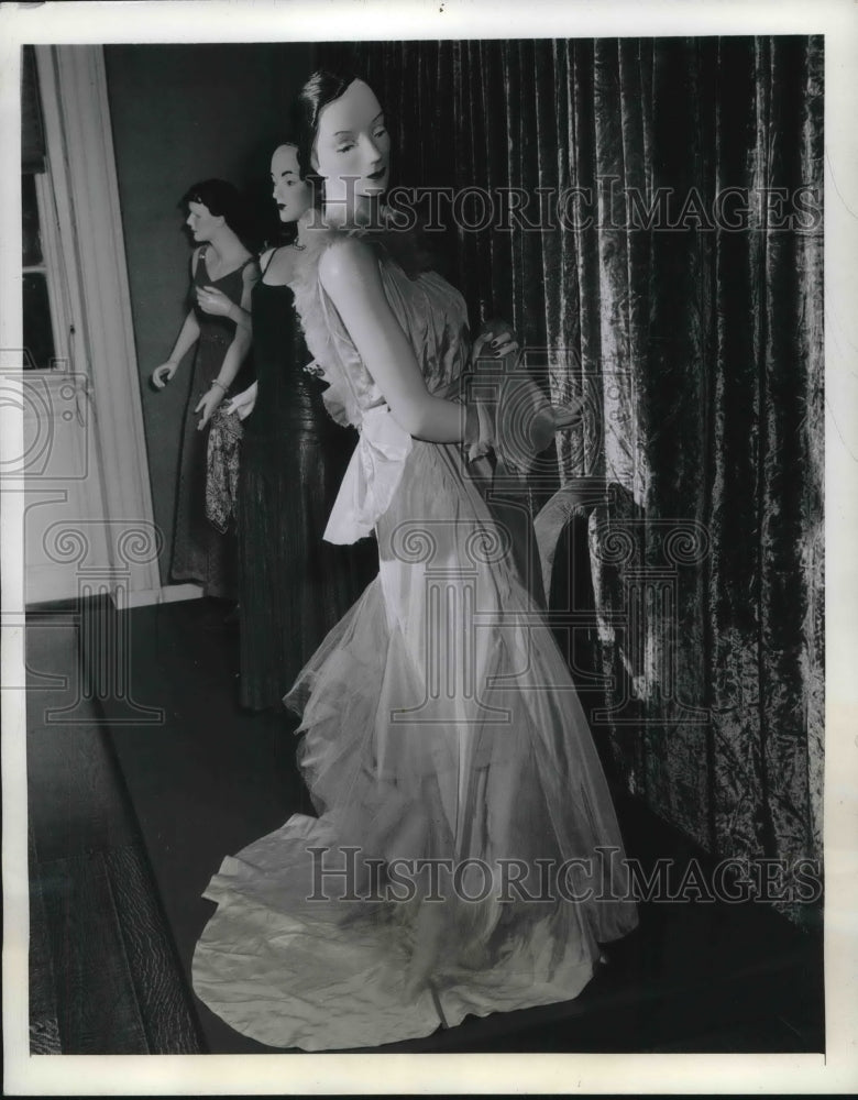 1944 Press Photo Flowing Flouncy Gown by Agnes Drecoll of Paris - neb51747 - Historic Images