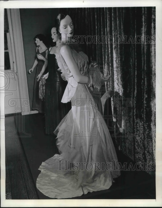 1944 Press Photo Flowing Flouncy Gown by Agnes Drecoll of Paris - neb51747 - Historic Images
