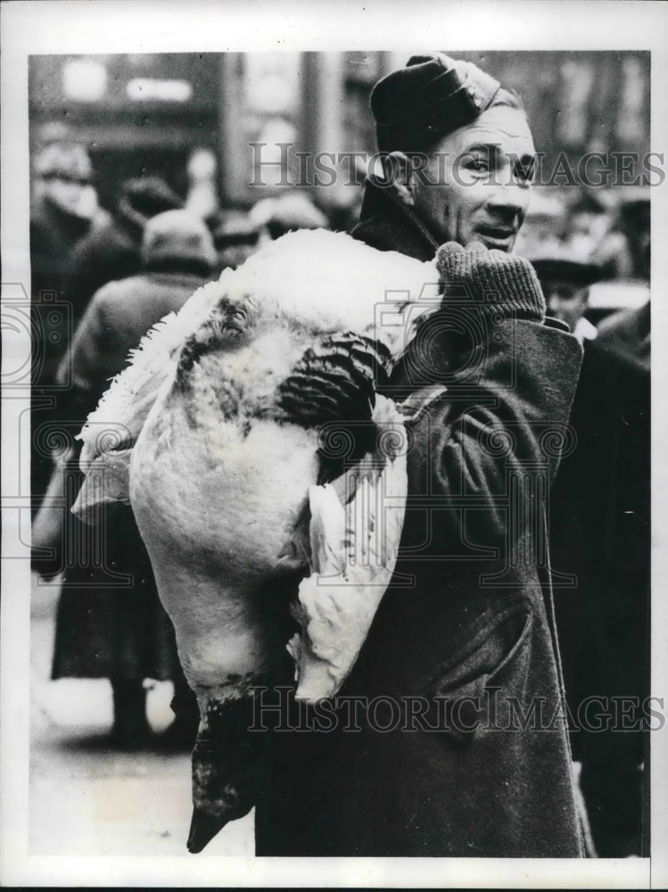 1941 Press Photo British soldier taking Christmas goose home to family, London - Historic Images