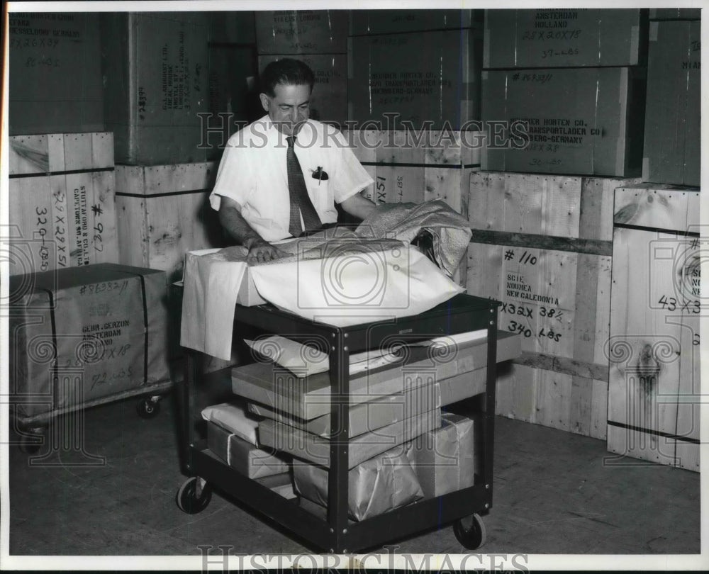 1960 Press Photo Charles Straka Packs The Dresses For Air Freight Shipment - Historic Images