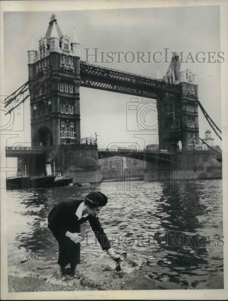 1954 Press Photo Woman In Thames River At Tower Bridge In London - neb52129- Historic Images