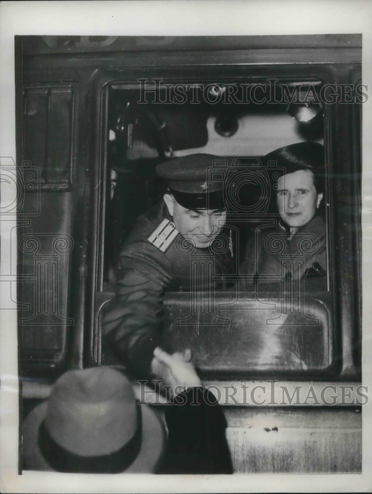 1947 Press Photo Paris, Col Nikolai Filatov of Russia &amp; wife on train to Moscow - Historic Images