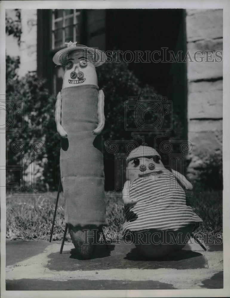 1958 Press Photo Cucumber and Potato Dressed in Fashion at Garden Party - Historic Images