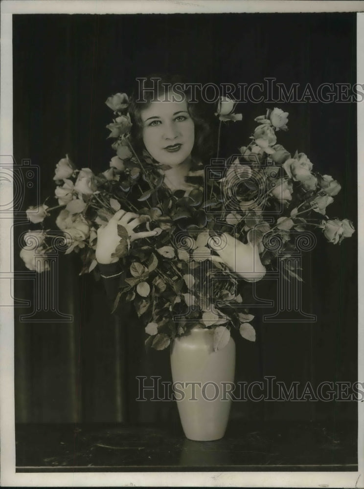 1930 Press Photo Pierkko Ahlquis with Hover Roses at International Flower Show-Historic Images