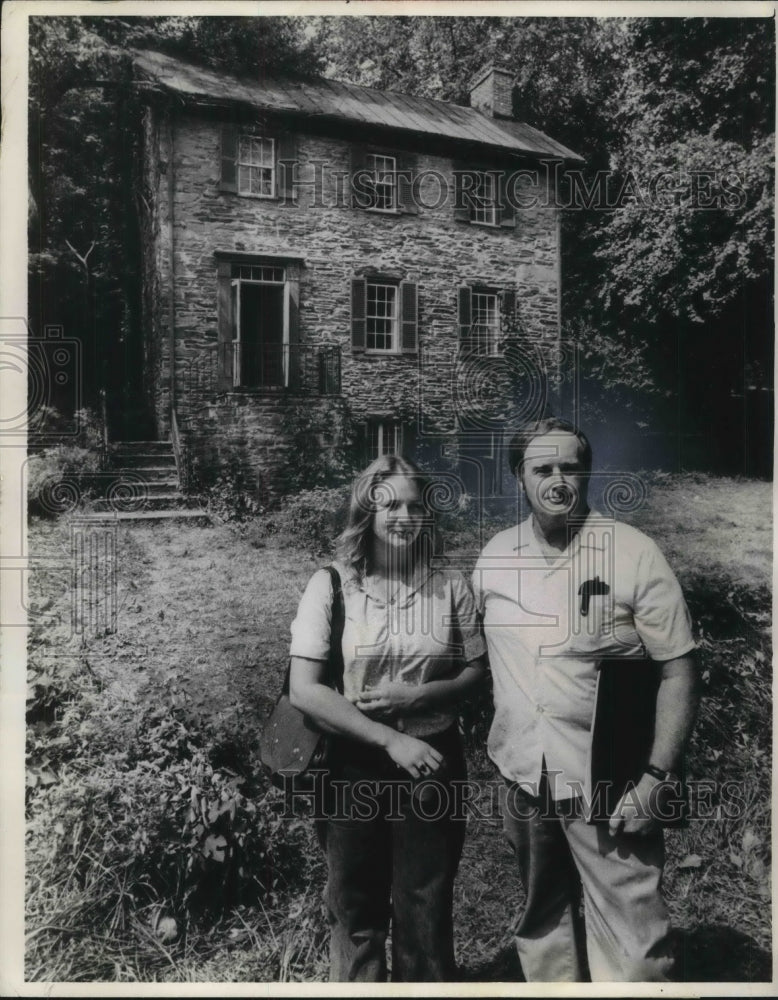 1975 Press Photo Thomas J. Ashe Jr. &amp; Daughter Elizabeth At Site Gen. LaFayette-Historic Images