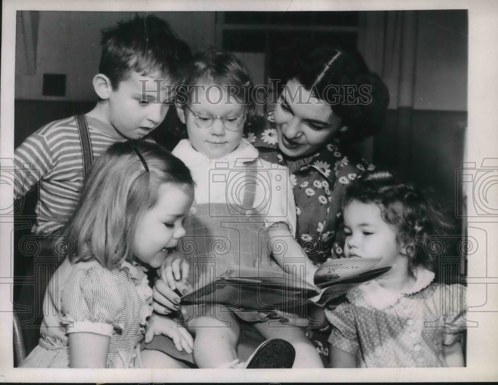 1945 Press Photo Storytime At Chanute Field Nursery Established For Children - Historic Images