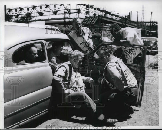 1952 Press Photo US Steel Co Chicago Illinois Workers near picket gate - Historic Images