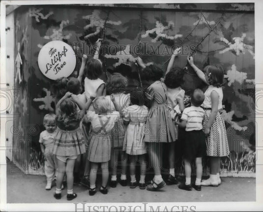1954 Press Photo Free Lollipops Northfield Rd. Randall - Historic Images