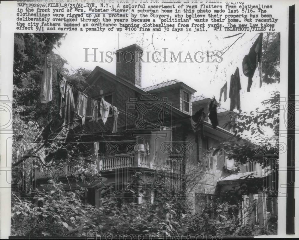 1961 Press Photo Mrs. Webster Stover Suburban Home - Historic Images