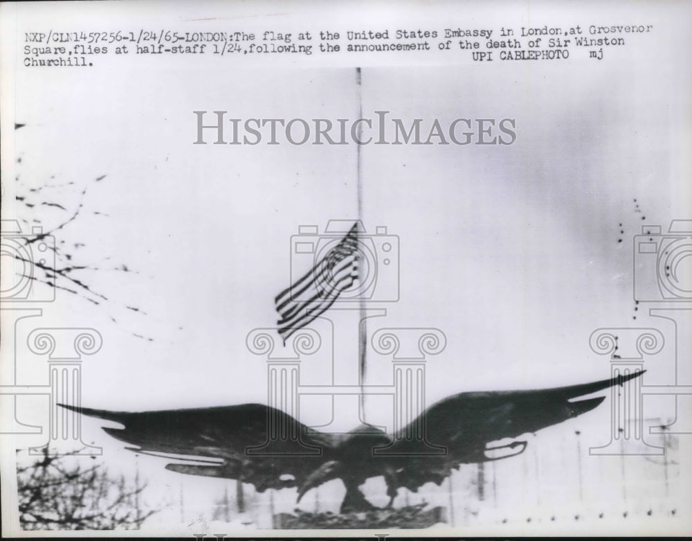 1965 Press Photo London, US flag at Grosvenor Square Embassy,half staff - Historic Images