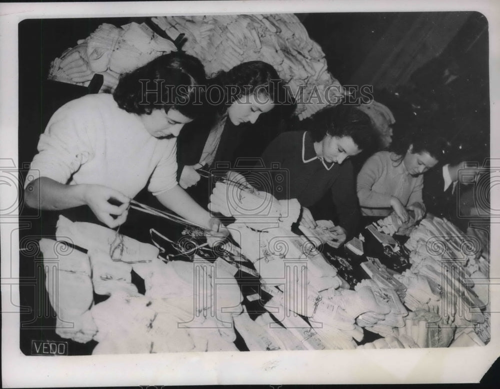 1940 Press Photo Women wrap stockings for soldiers stationed in Italian Alps- Historic Images