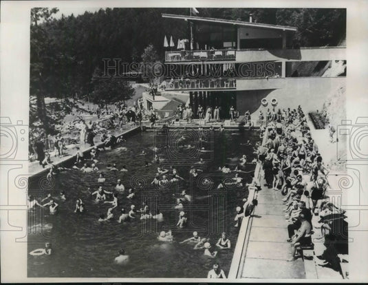 1938 Scene At Trencianske Teplice Spa For Rheumatic Troubles - Historic Images