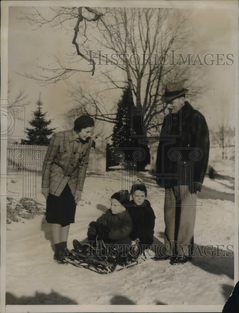 1940 Press Photo Mrs. Dewey,John Dewey & Thomas Dewey On Sled & Roams Standing - Historic Images