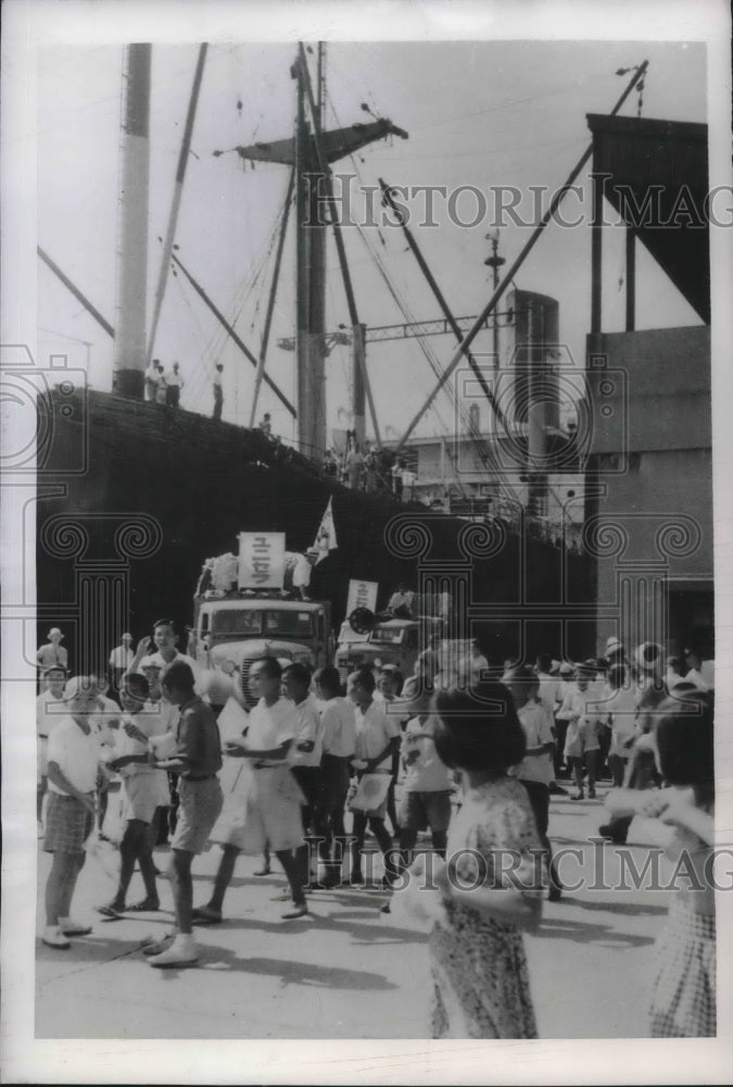 1949 Press Photo Kobe, Japan kids watch UN ship deliver goods for children - Historic Images