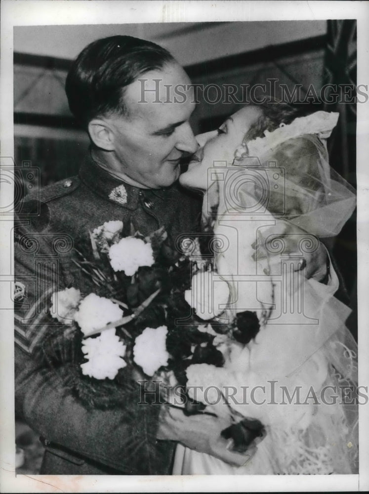 1941 Press Photo Roy Allen embraces his bride Miss Snowy Maurice, dancer - Historic Images