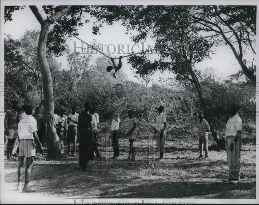 1960 Press Photo Katanga Army Volunteer Climbs On Rope Between Two Trees - Historic Images