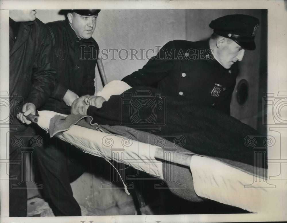 1946 Press Photo Accident Daniel Rivenburgh Removed From Site By Police - Historic Images