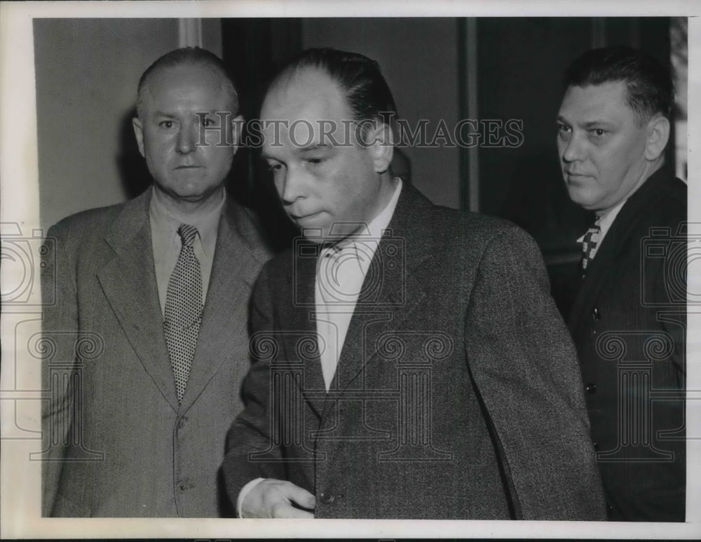 1945 Press Photo J. Ellis Gerard, bank executive, being led from court - Historic Images