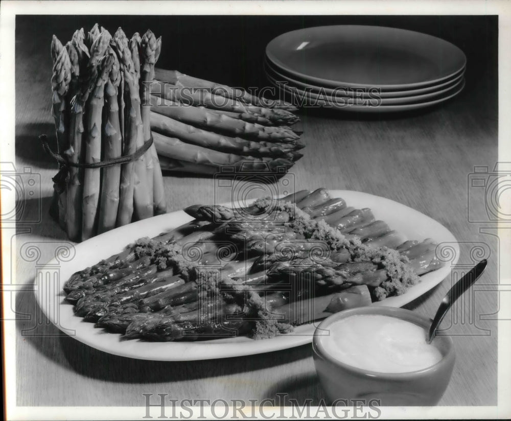 1961 Press Photo Fresh Asparagus dish - Historic Images