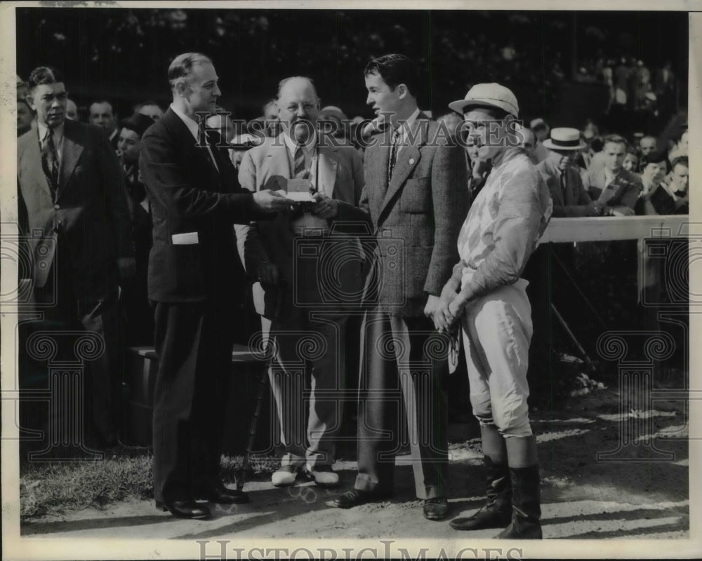 1938 Press Photo John Bennett, George Bull Alfred Vanderbilt, Jockey Workman - Historic Images