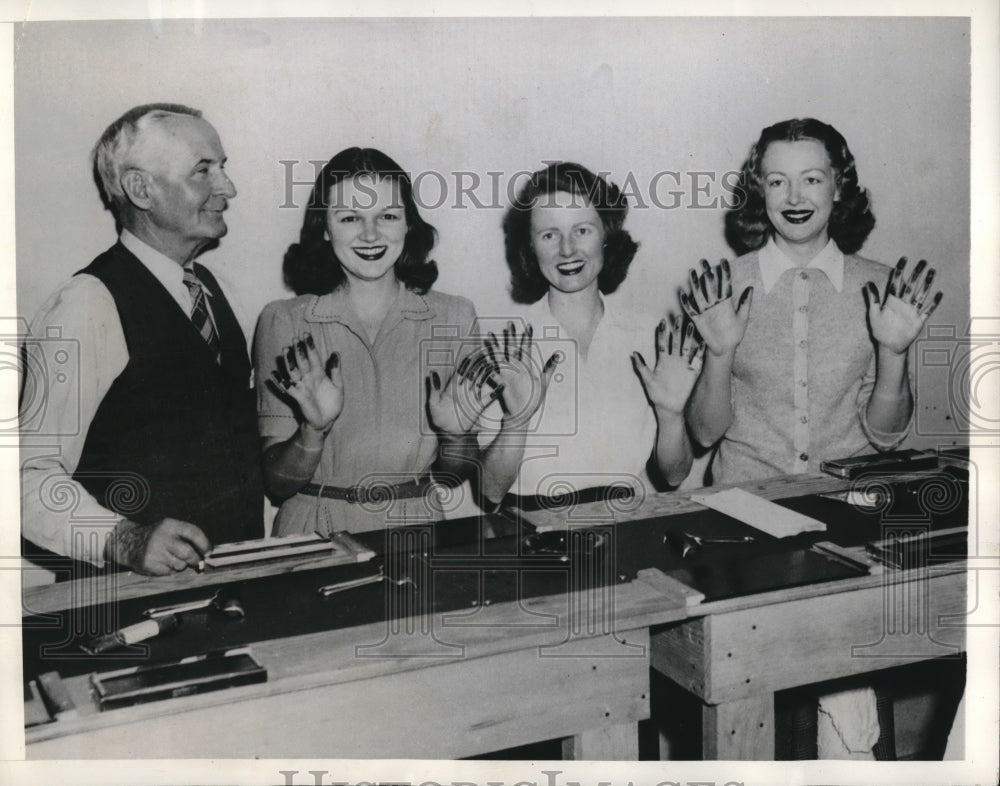 1941 Press Photo CBS Girls with Fingerprinter Ed O&#39;Hara - Historic Images