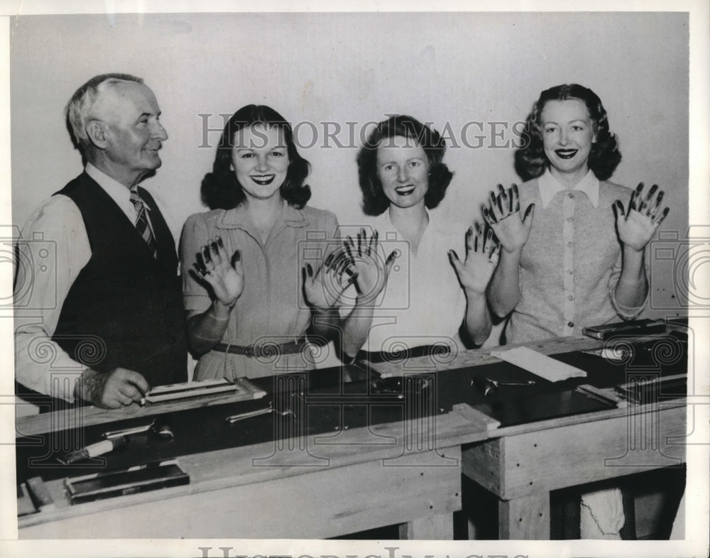 1941 Press Photo CBS Girls with Fingerprinter Ed O'Hara - Historic Images