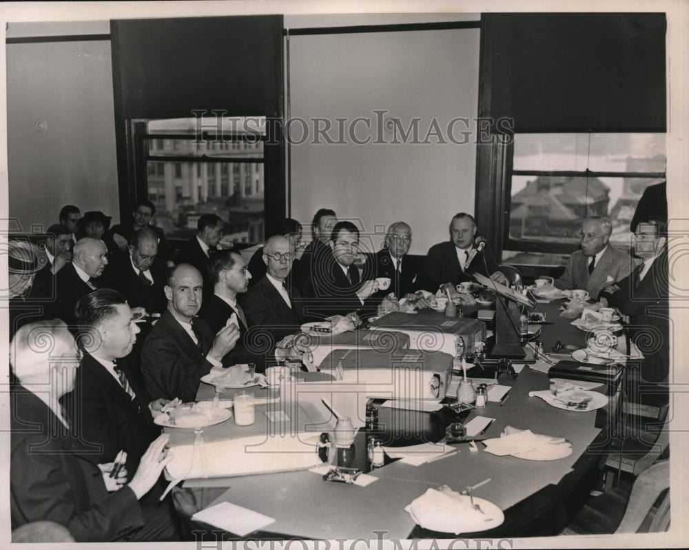 1940 Research directors of US Steel with stockholders at lunch - Historic Images