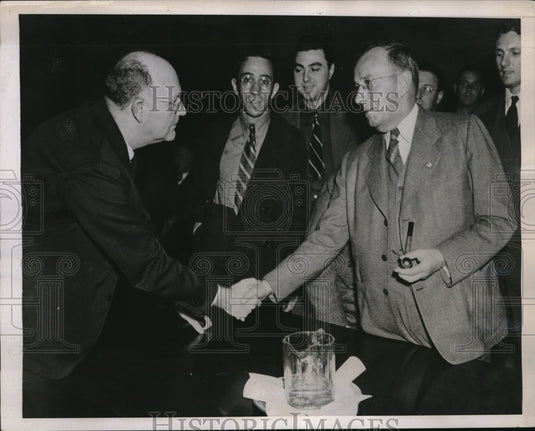 1939 Press Photo Defense Atty Roland Swafield Shakes Hands With Prosecutor - Historic Images