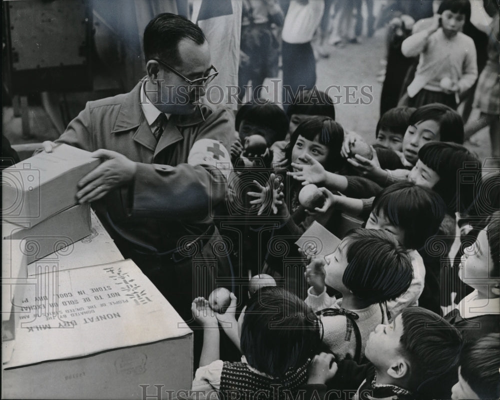 1959 Japanese Red Cross distributes dry milk for children - Historic Images