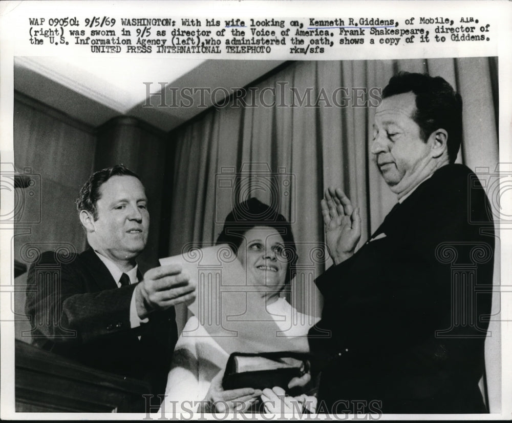 1969 Press Photo K Giddens sworn in as dir. of Voice of America by F Shakespeare - Historic Images