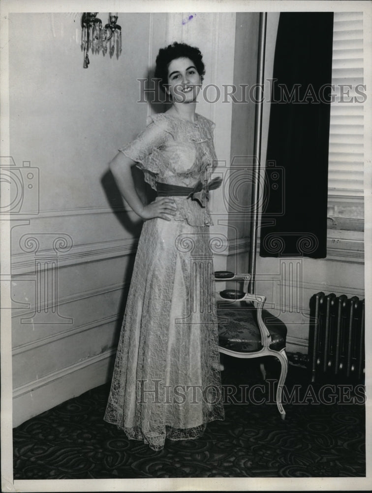 1935 Press Photo Janet Olcott at Noonday Charity fete - Historic Images