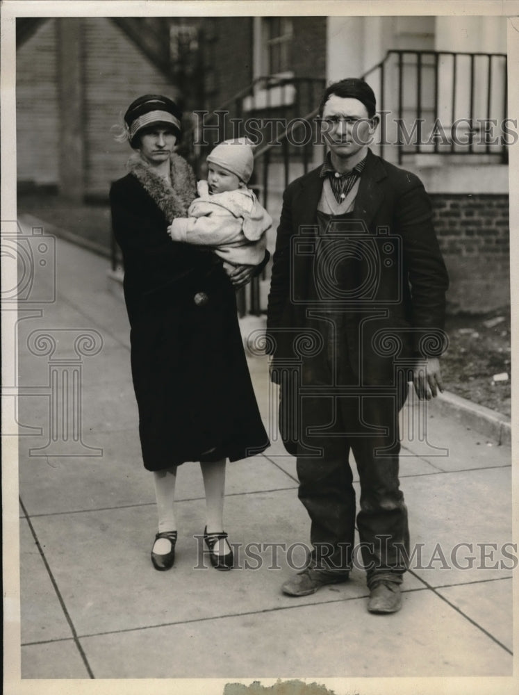 1930 Mr & Mrs Merile Reed & baby after assault by Theo Russ - Historic Images
