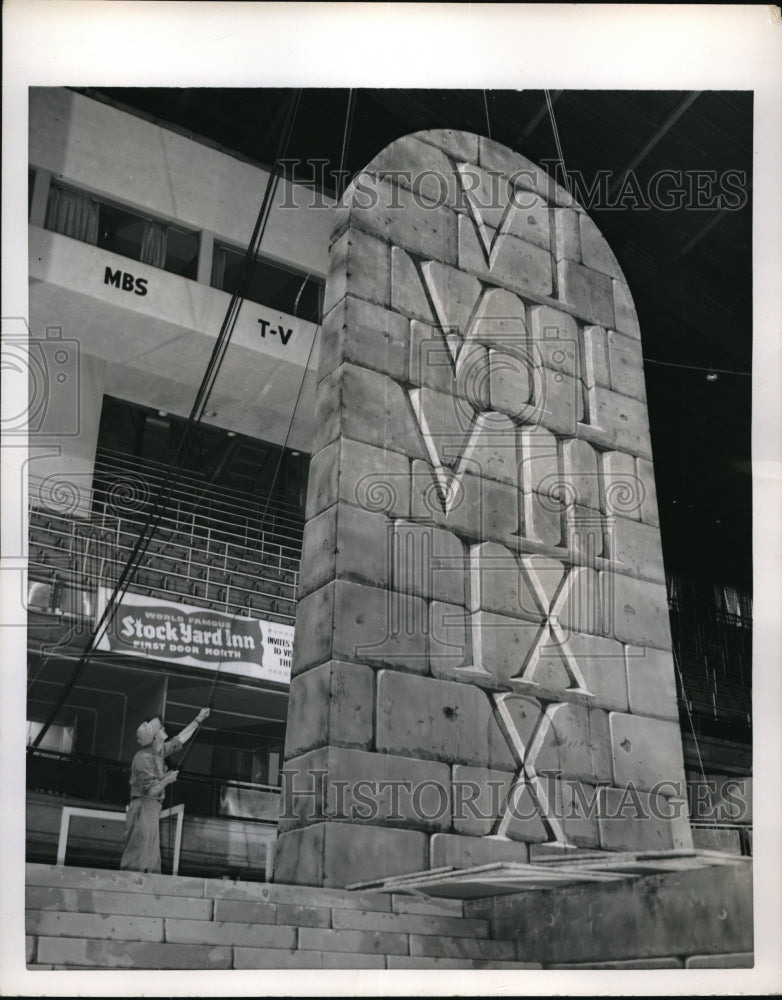 1954 Press Photo 4-story-high replica of the Ten Commandments - Historic Images