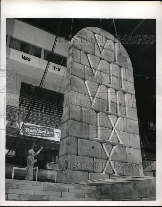1954 Press Photo 4-story-high replica of the Ten Commandments - Historic Images