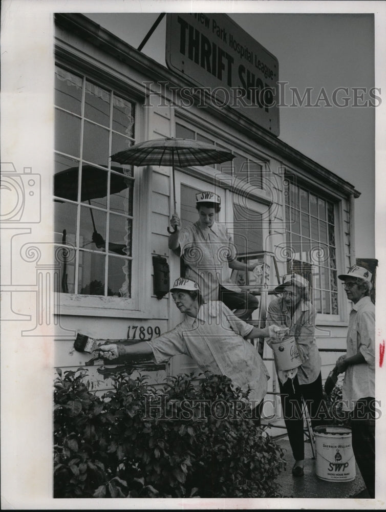 1962 Press Photo Fairview Park Hospital League operates thrift shop - Historic Images