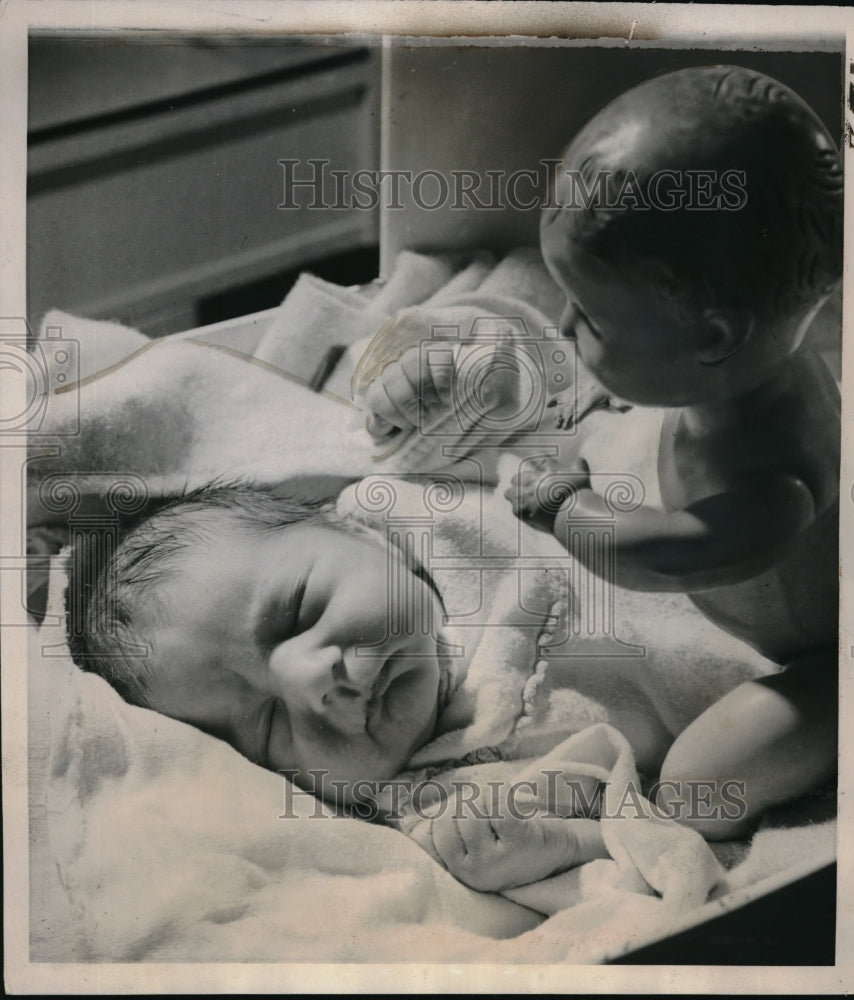 1940 Newborn Baby Abandoned in Hallway of Chicago Apartment - Historic Images