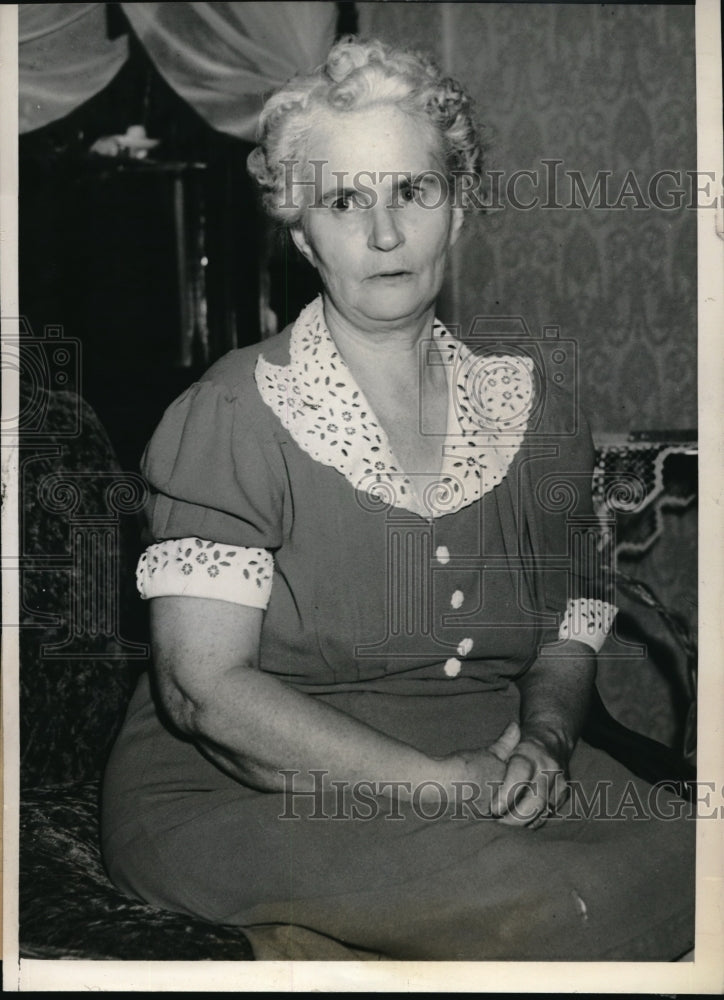 1940 Press Photo Mrs. Emma Hepperman held on murder charges of her 7th husband - Historic Images