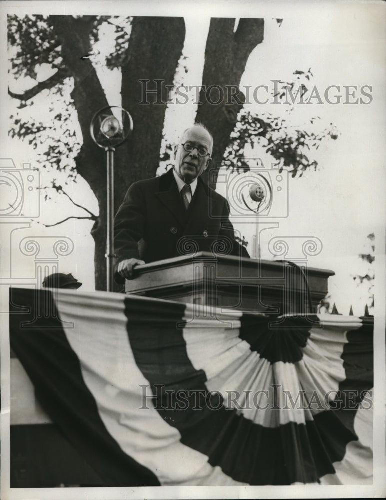 1933 Press Photo Congressman James Beck of Penn, honors founder of US Press-Historic Images