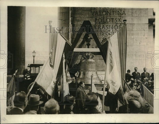 1929 Press Photo The Victory Bell in front of the Arc de Triompho - Historic Images