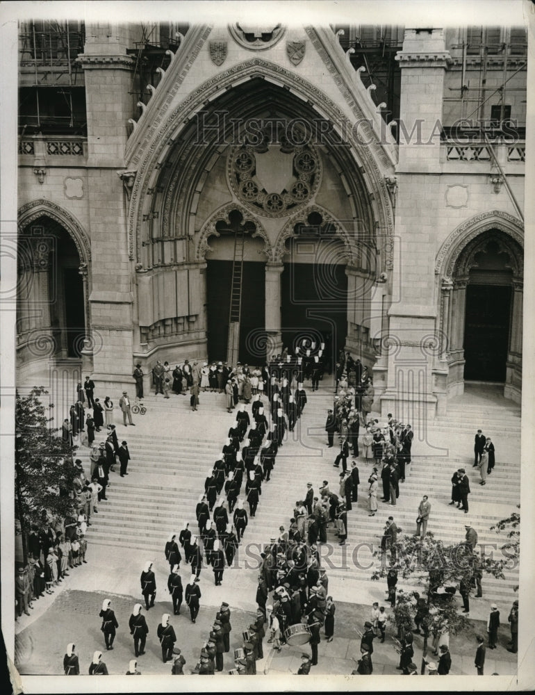 1933 Knights Templars of Greater New York hold service - Historic Images