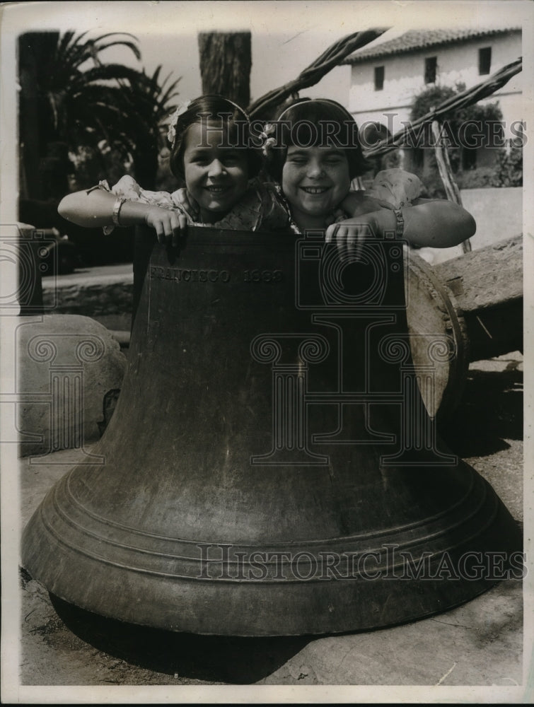 1934 Press Photo Children Pose With Ruined Bell At Old Spanish Days Fiesta - Historic Images