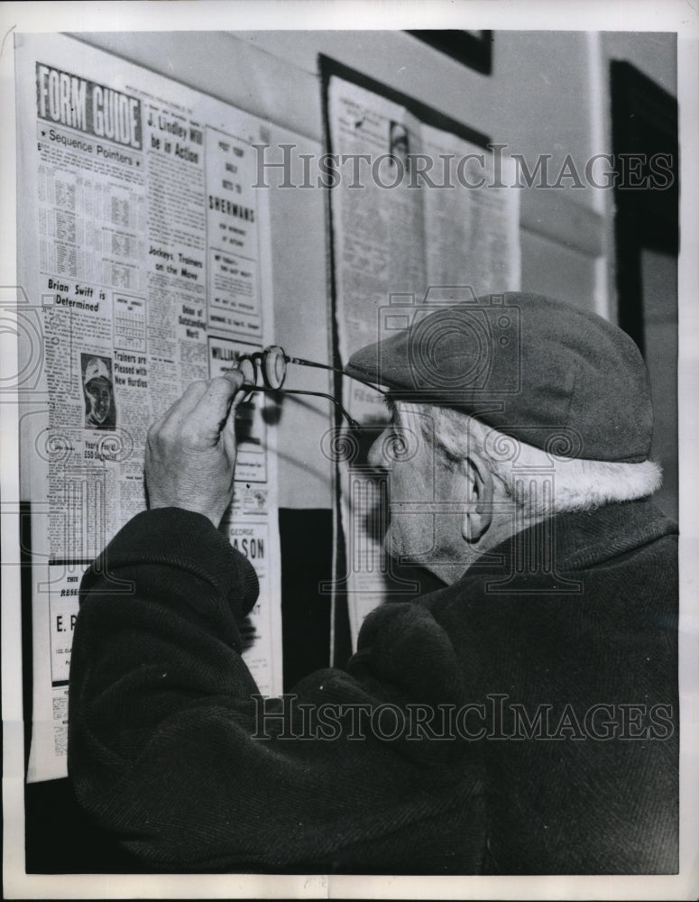 1959 Press Photo Horse Player Reads Racing Papers At Betting Shop In Dublin - Historic Images