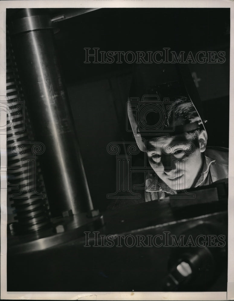 1941 Student Welder Americo Greco Works At Welding Machine - Historic Images