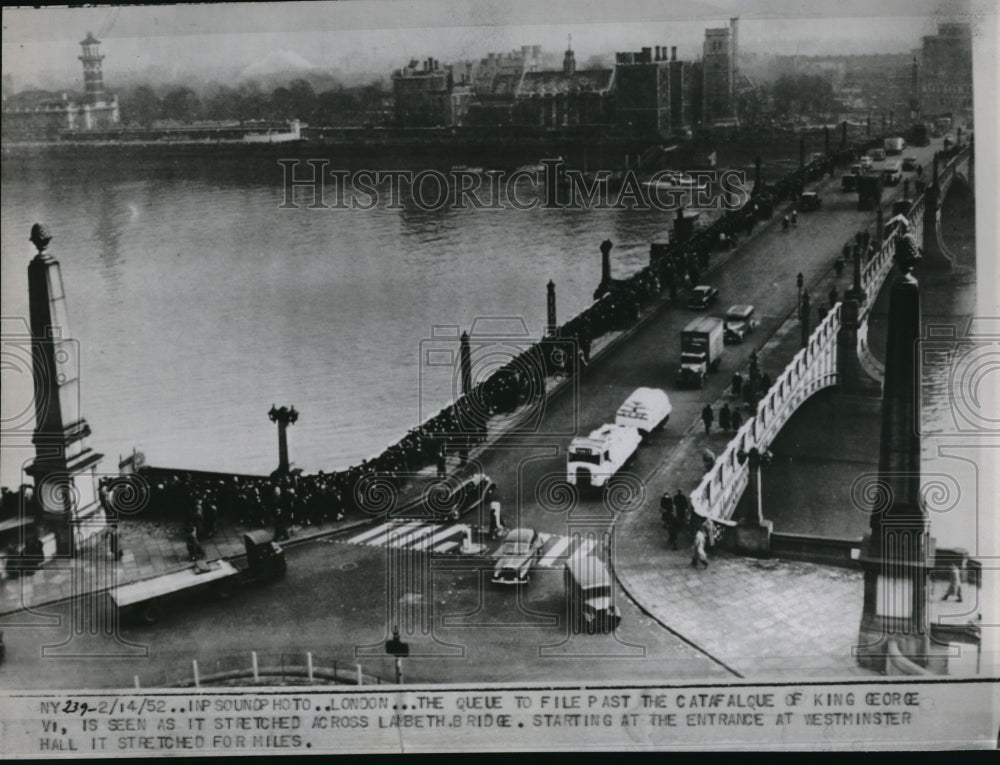 1952 Press Photo Traffic filing across Labeth Bridge in London - Historic Images