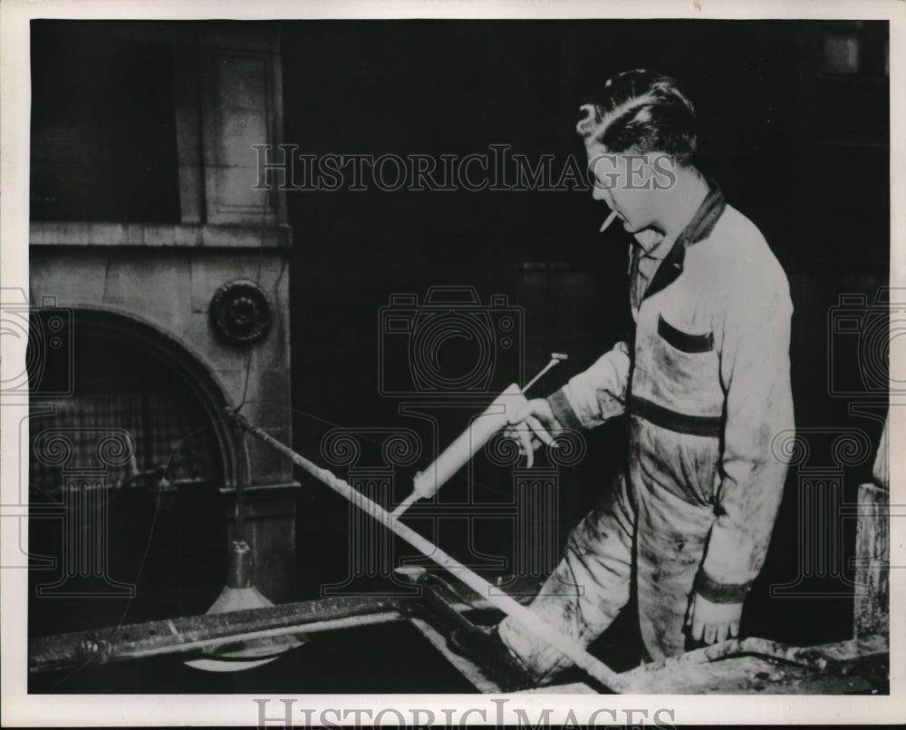 1954 Press Photo Earl Branham coating a downtown building with paralyzing - Historic Images