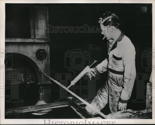 1954 Press Photo Earl Branham coating a downtown building with paralyzing - Historic Images