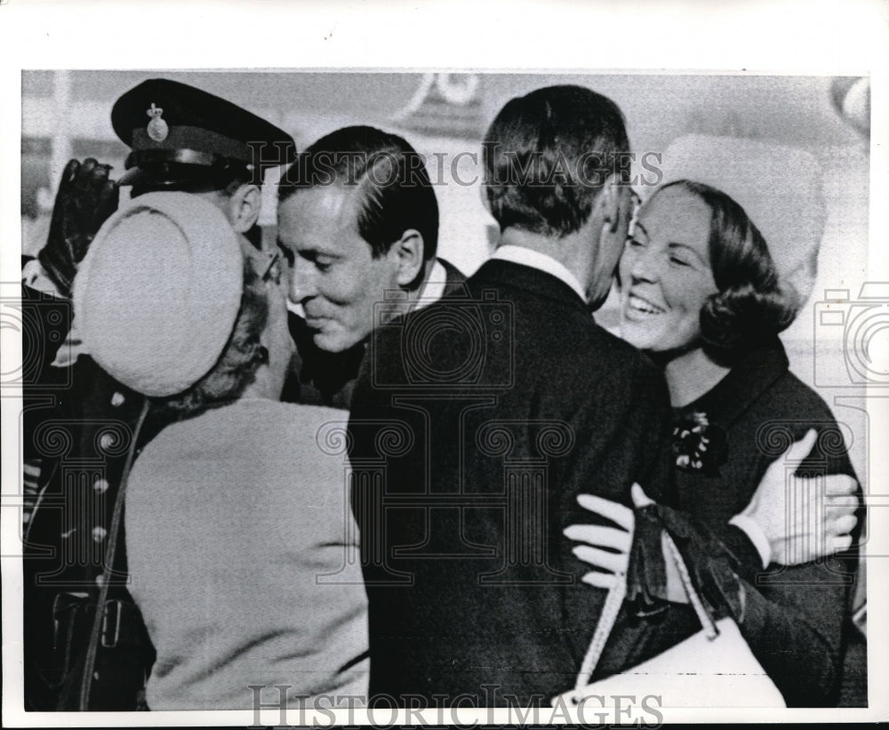 1966 Press Photo Crown Princess Beatrix, Prince Claus embraced by Queen Juliana - Historic Images