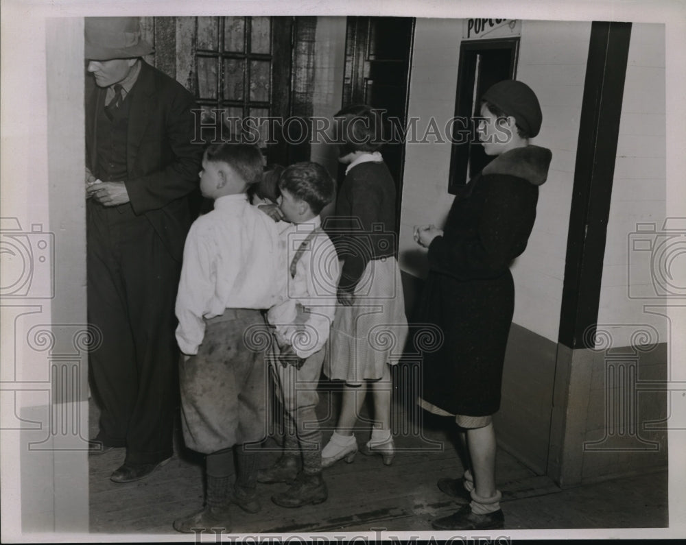 1935 Press Photo Parents w/ their children lining up to buy tickets to board-Historic Images